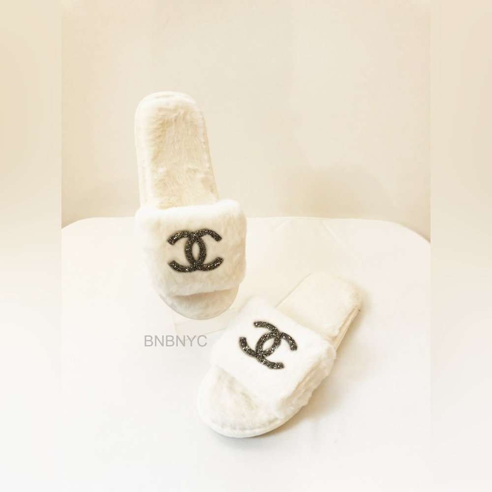 ✨NEW✨ Fashion CC White Faux Fur Women’s Slippers 8 9 10